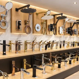 Collection de robinets et de douches modernes pour salle de bain